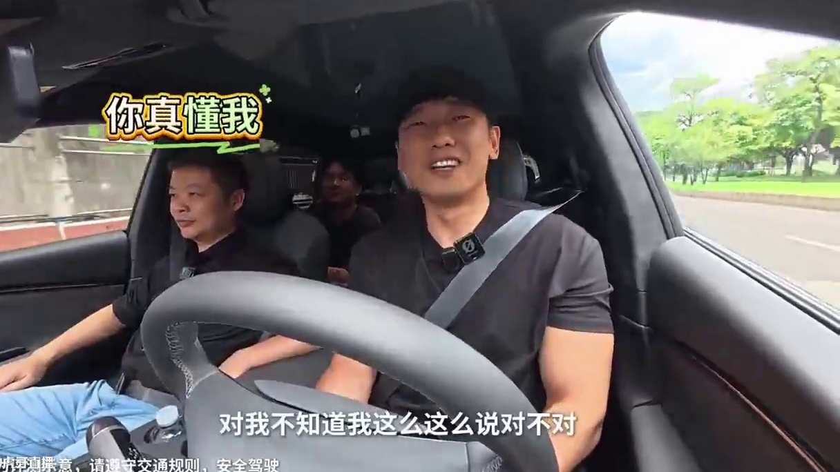 乌拉拉体验G7全程被震惊不已！ #何小鹏开G7带乌啦啦吃妈妈的菜 #小鹏G7离车泊入震惊乌啦啦 #小