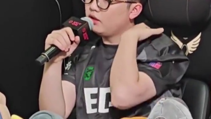 EDG ZmjjKK谈会以怎么样的心态面对常规赛最后两场比赛：上个赛段赛季后赛发挥不是很理想，也没有