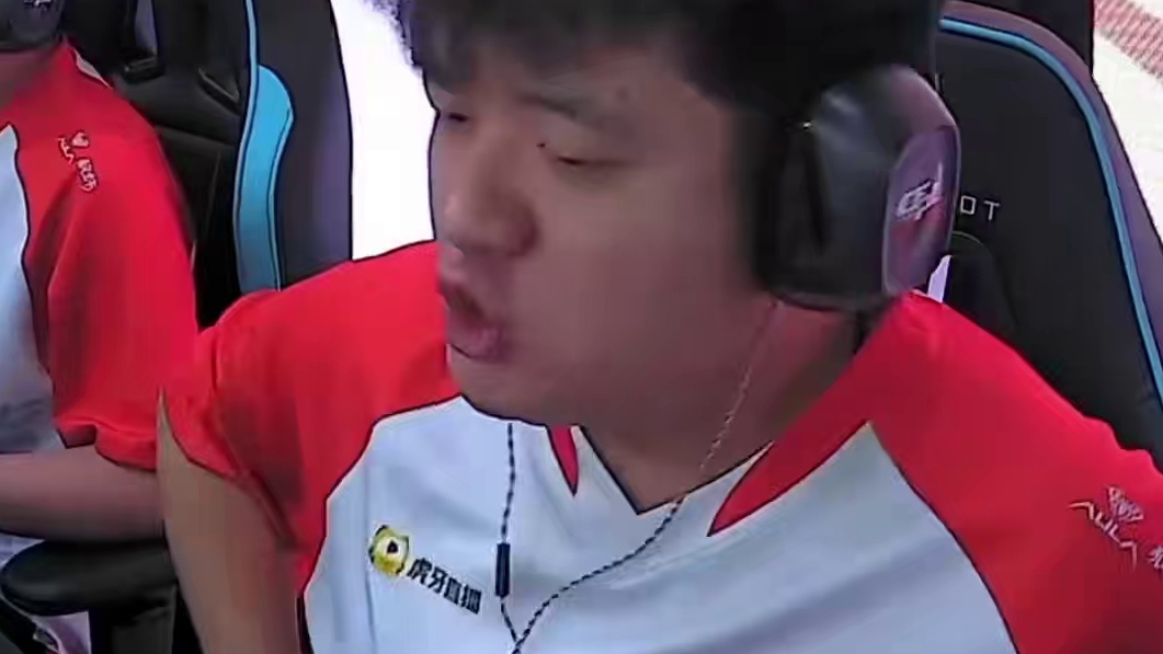 白鲨决策失误嘉玮拆包成功，或将成为伏笔一分，老白破大防。 #AB大战 #2025CFPL #CFPL