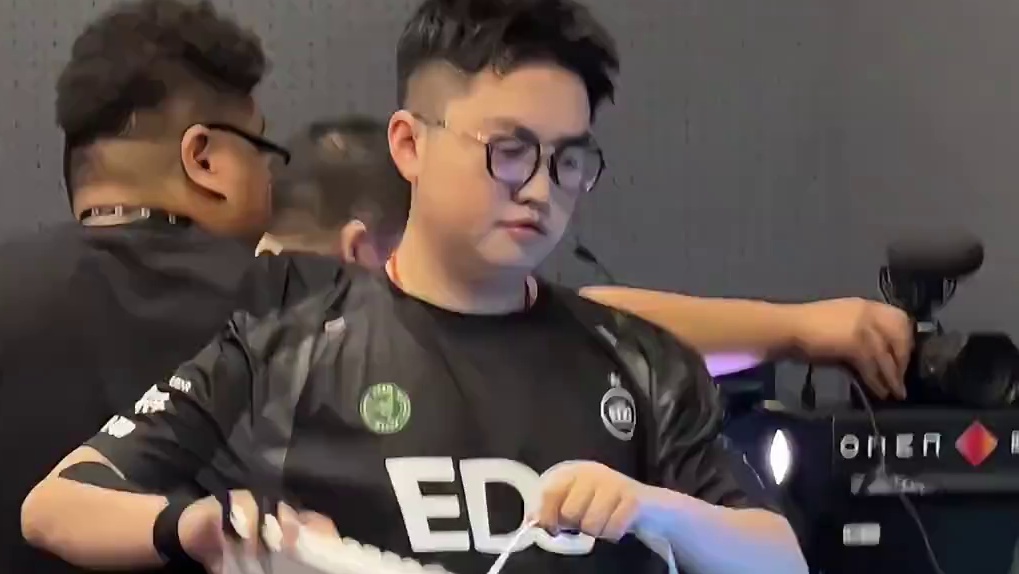 加油！
#EDG#ZmjjKK #无畏契约#TYL对阵EDG #2025VCTCN第二赛段
