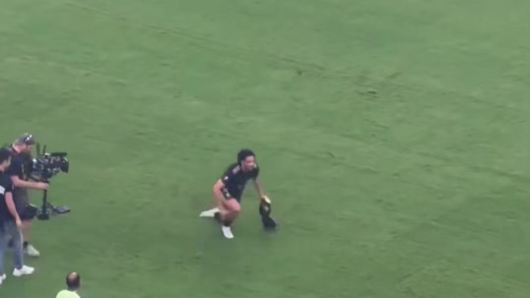 有情有义！劳尔希门尼斯在金杯赛决赛破门后，拿出了印...