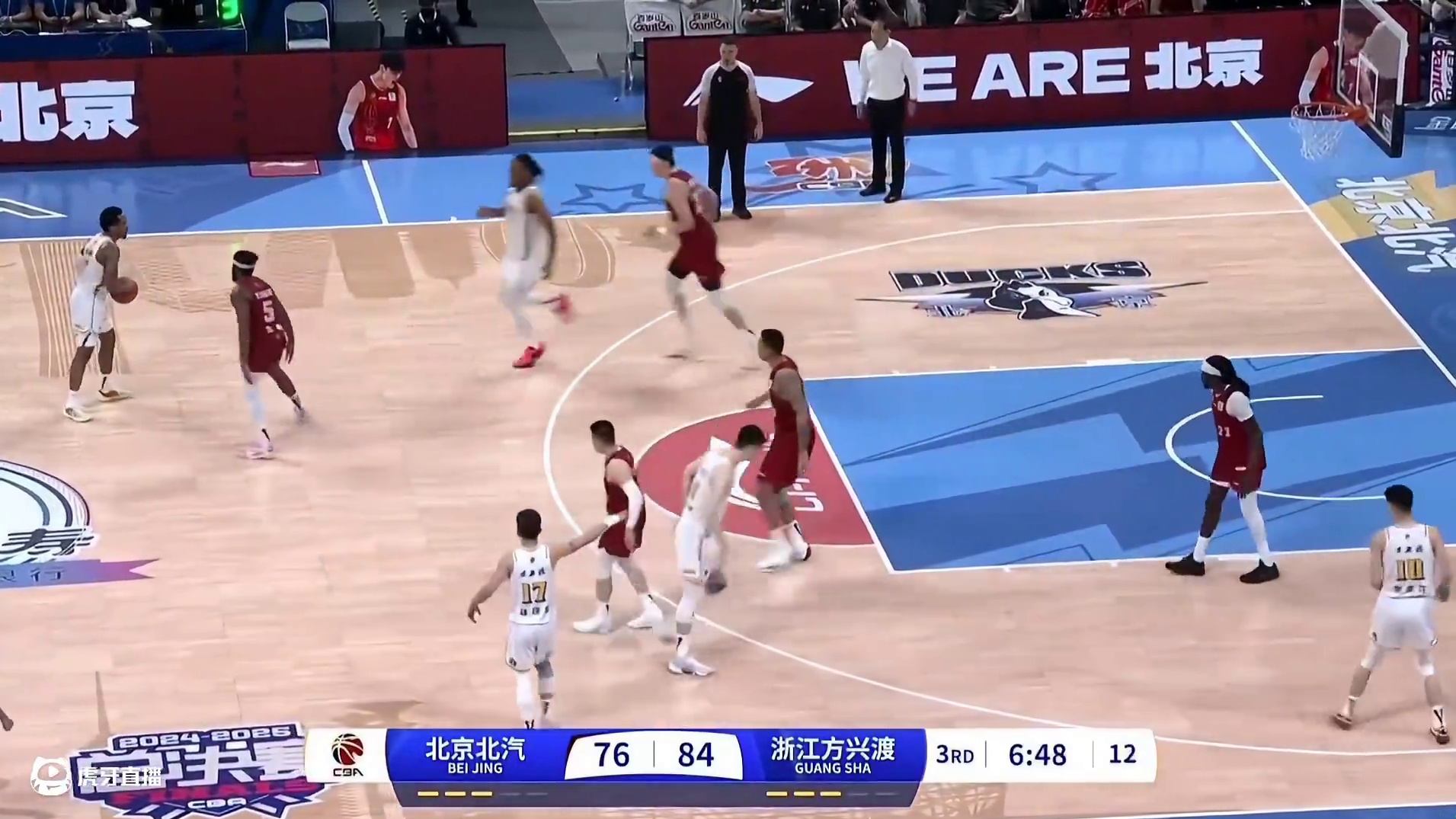 周琦对飙大秋！周琦10中9，三节砍22分！再次打出第一中锋身