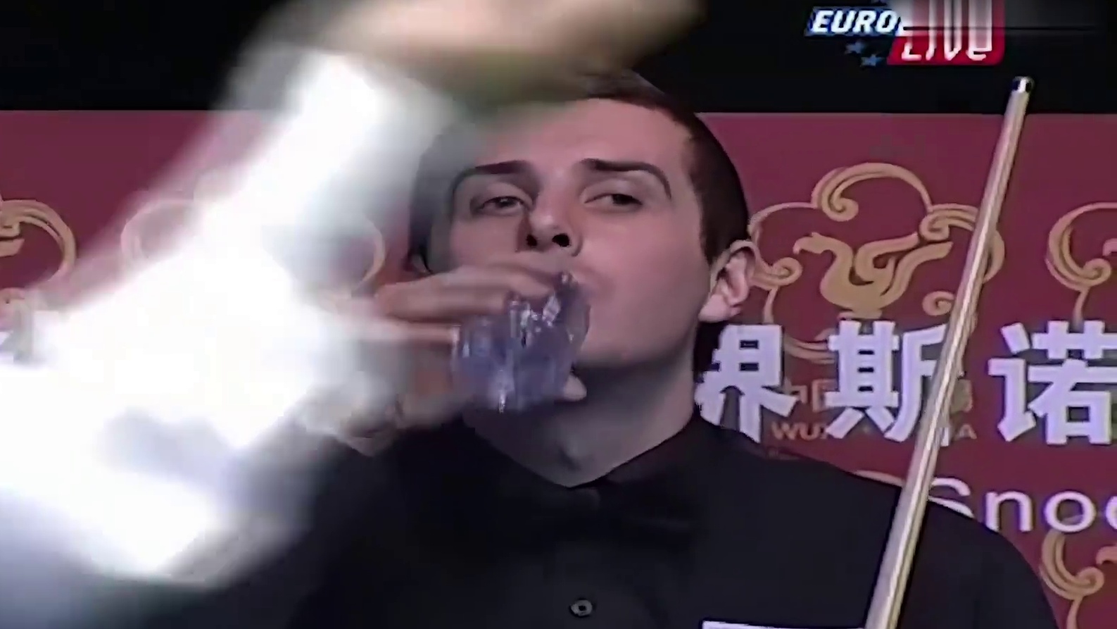 丁俊晖接二连三的神级操作，塞尔比佩服的五体投地，球迷们嗨翻了(1)