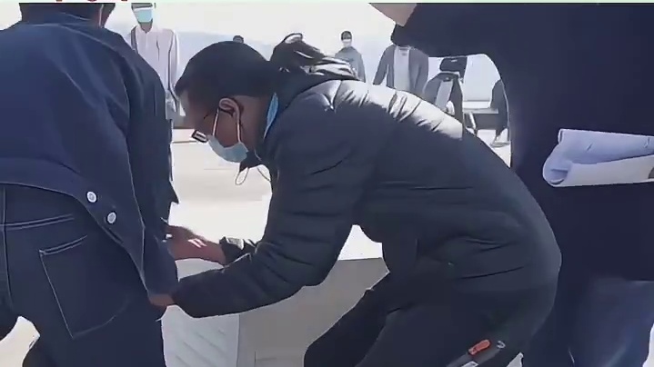 鞠婧祎越来越敬业了，之前摔倒立刻坐轮椅，现在摔倒还坚持拍完戏