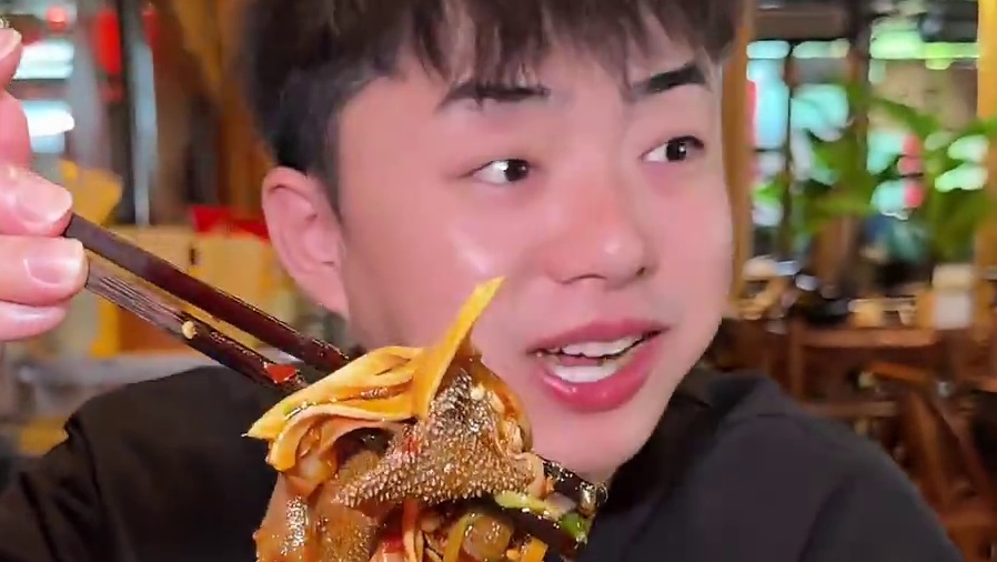 一份锅底吃出两套系统，热拌脆爽拼盘加上火辣龙虾尾，没想到加辣锅底煮出的热干面还能如此丝滑。#好好吃饭