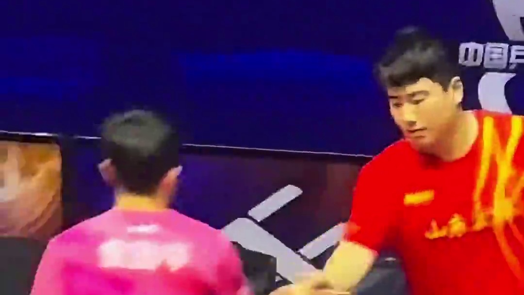 大头大胖多好的人啊，为了不影响其它比赛大头恳求球迷不要喊了，大胖受伤也要站起和对手握手。#王楚钦