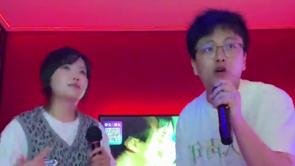 起初我以为这只是一次普通的ktv唱歌而已 #情侣日常#爷爷不泡茶#荔枝冰酿#非遗笑感米酿#是热烈的夏