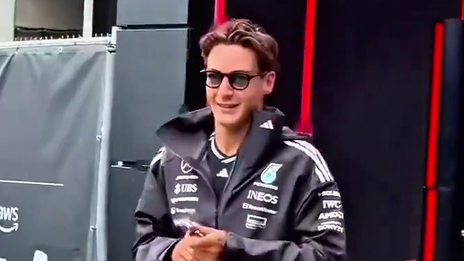 拉塞尔被拒绝进入围场 尝试了好几次都失败，皇帝龙颜很不悦#拉塞尔 #乔治拉塞尔 #2025F1比利时