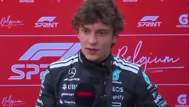 小Kimi无处安放的手手 冲刺赛排位赛后的采访，感觉这段视频里面的小Kimi格外格外格外好看，but