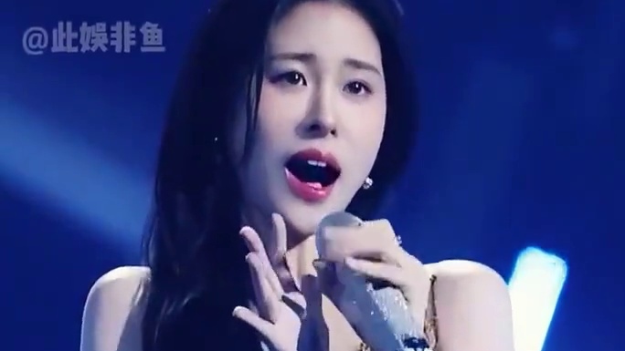 女星演唱会意外一看一个不吱声，邓紫棋假发片离家出走，张碧晨单依纯被镜头贴脸开大 #邓紫棋 #张碧晨 