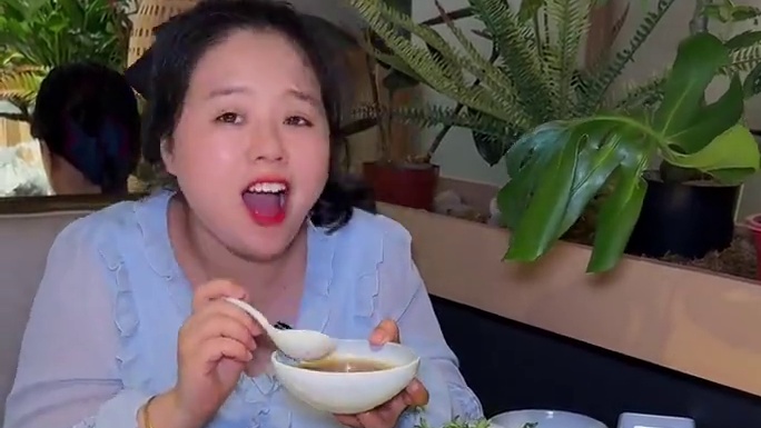 78吃这一桌菌汤锅，两三个人都够吃。还可以叠加19块9的耙泥鳅或干锅。#美食推荐 #美食探店