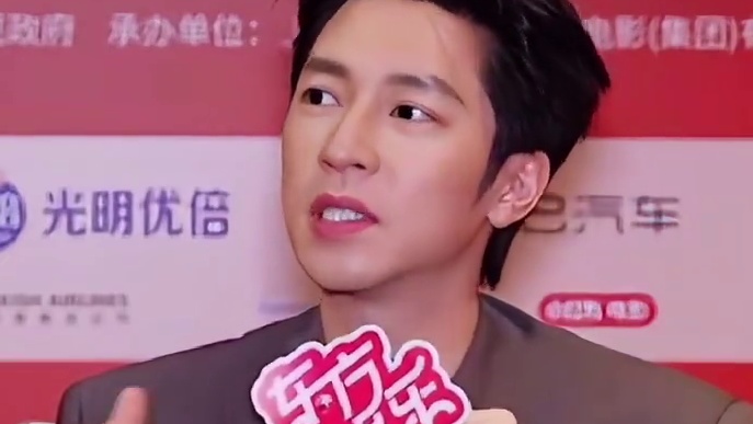 聊起#大鹏  ，#孙阳  秒变迷弟，两眼都放光，说起好兄弟的过往履历，他如数家珍！在孙阳眼里，大鹏就