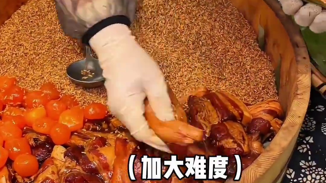 街头现包巨无霸肉粽！咸香软糯的好好吃呀～