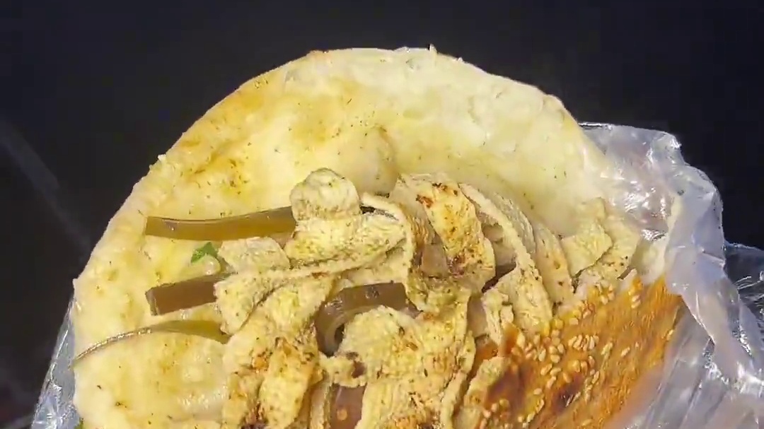 河南特色小吃“烧饼加牛肉”料真足啊