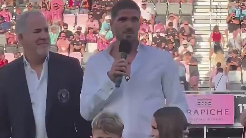 大哥今后由我保护！迈阿密国际为德保罗举办了亮相仪式，他将身披7号球衣出战，随后他与梅西看台观赛有说有