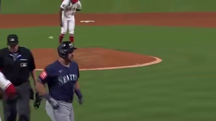 联盟首位40轰打者诞生！水手“大力神”卡尔-罗利六局上开轰超前阳春炮帮助球队重获领先，水手三巨头齐开