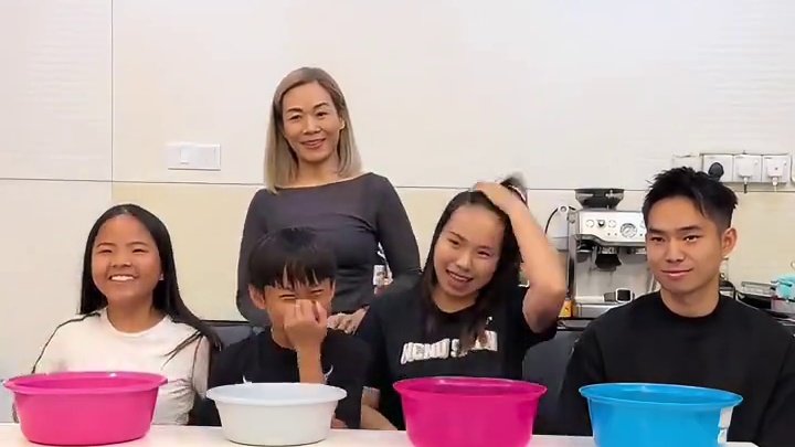 「谁最❤️妈咪？」：当然是全部啦～❤️ #家人 #搞笑 #妈妈 #内容太过真实 #日常vlog