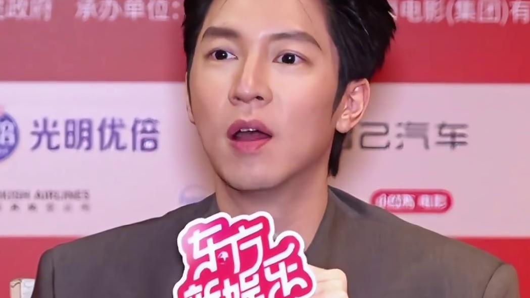 原来#电影长安的荔枝  中何启光那些让人捧腹大笑的表演，是老戏骨#林雪  的即兴发挥！整个片场都为他