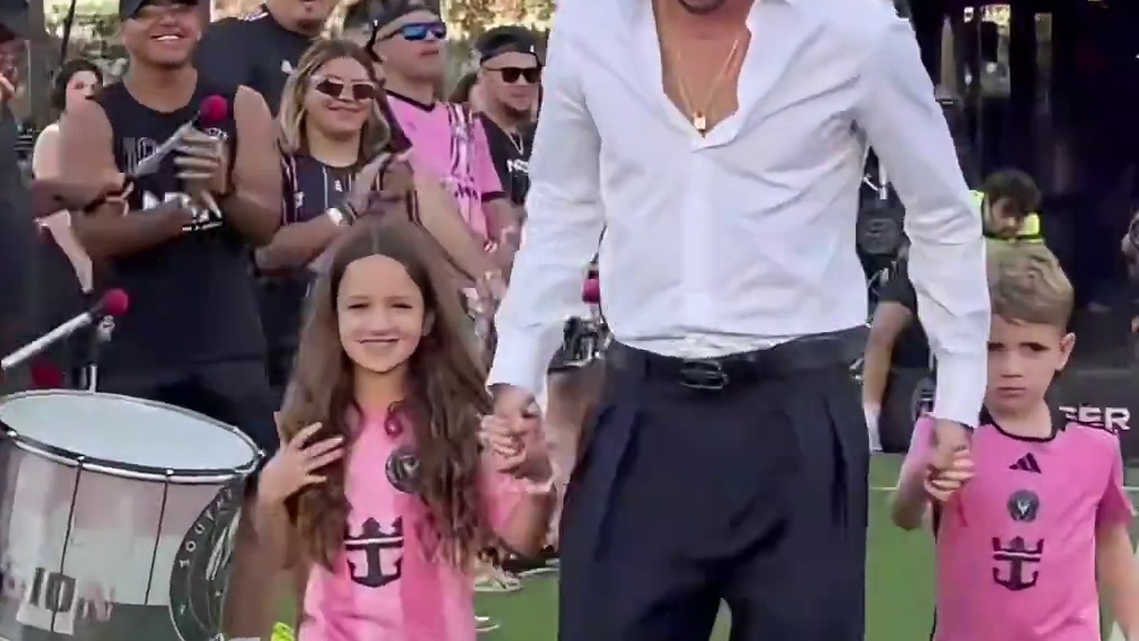 迈阿密国际为德保罗举办了亮相仪式，他将身披7号球衣出战#足球#