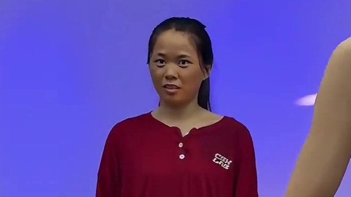 湖北29岁宝妈生了两个孩子，每天又带娃又干活，又黑又土被老公嫌弃，她靠舞蹈逆袭成女神，从自卑丑小鸭到