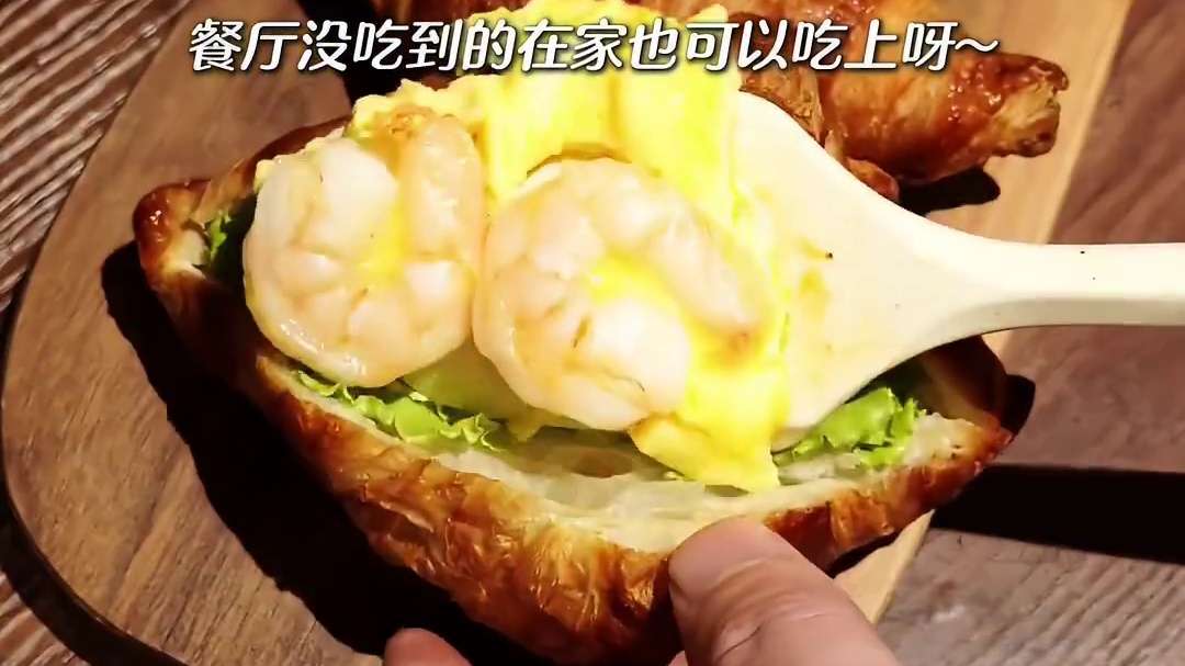 二人食记|好好吃饭是平凡日子里的浪漫 今日食谱： 
-战斧牛排拼奶油意面
-火山肥牛
-爆蛋可颂
#