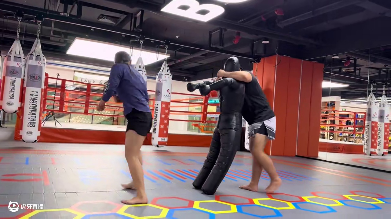 谁说女子不如男？ 义凡搏击的女教练，你们就说厉害不厉害吧！#格斗女教练 #女教练 #义凡搏击 #北京