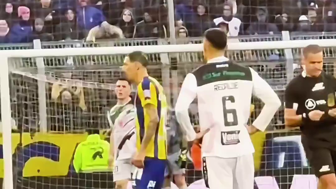 裁判打了迪马利亚一个耳光，原来是没有看到天使走过来