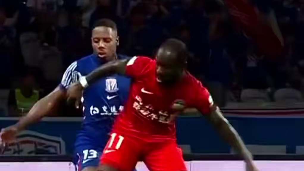 该不该判点！马纳法放倒阿奇姆彭裁判判罚任意球，之后var介入改判点球#足球的魅力#dou来足球季