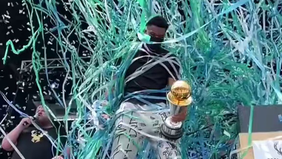 彩带飞舞，仿佛特效！尽情享受，沉浸在欢乐时刻！