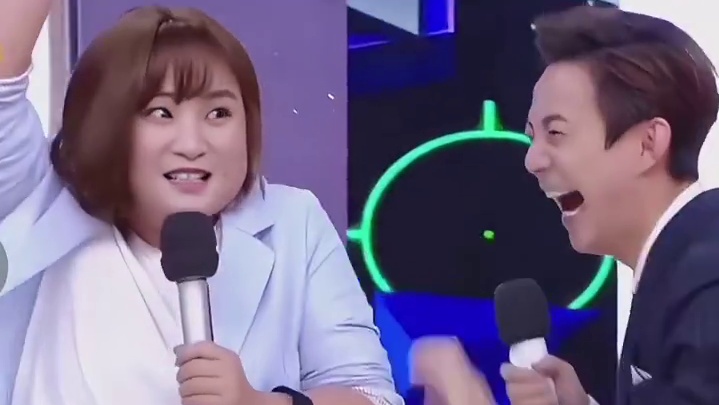 宋仲基给贾玲绑头发撞脸刘欢！看一次可以笑十次哈哈哈哈