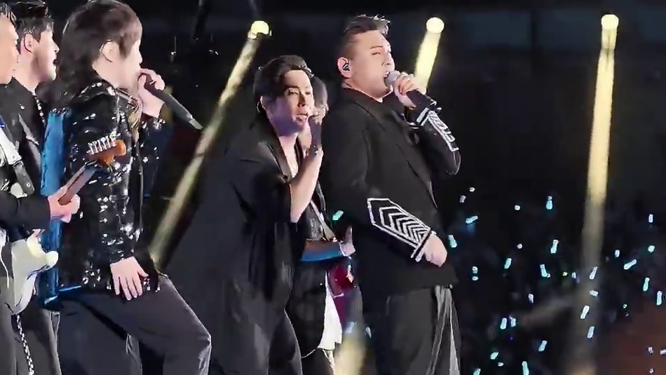 F4×五月天《笑忘歌》朱孝天这次从头到脚趾都合群了！ #五月天F4鸟巢再合体#F4#笑忘歌#F4在五