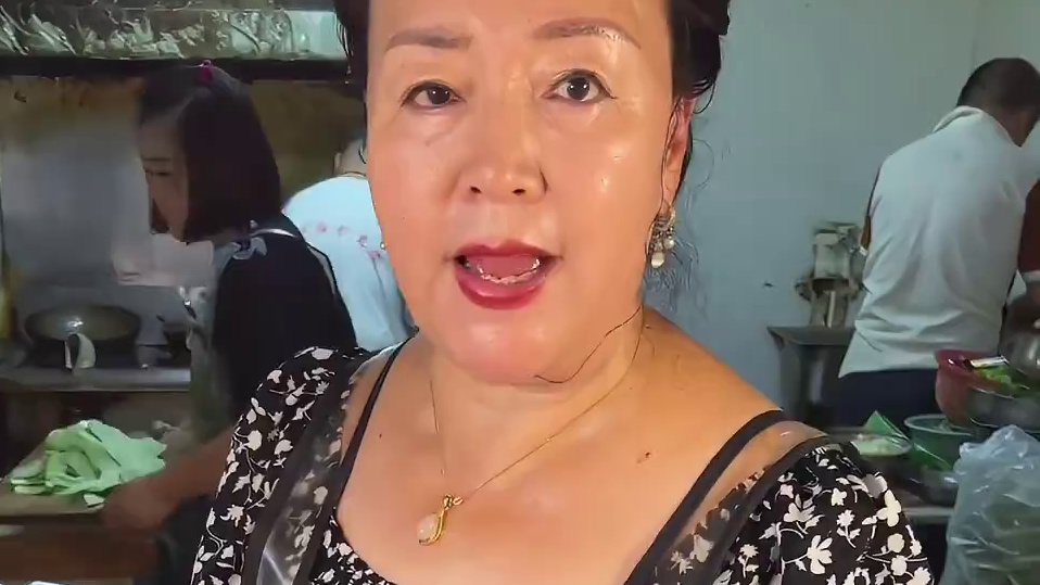 街边偶遇7元盒饭，好便宜！