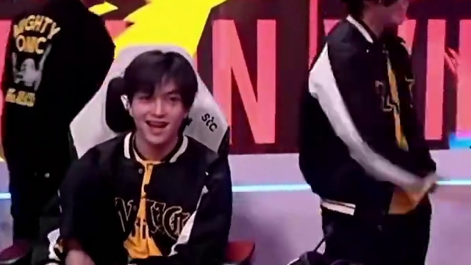 独属于决胜巅峰的赛场奇观，各国选手居然在这件事上出乎意料的步伐统一，那就是......#决胜巅峰全球