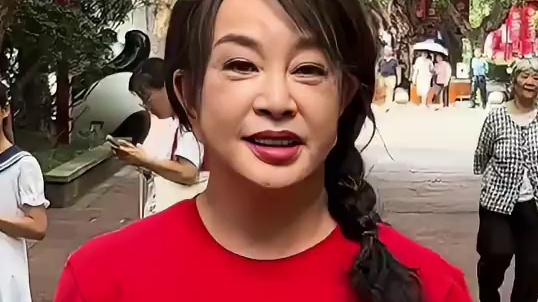 路人镜头看年过古稀女星真实状态，刘晓庆医美回春，奚美娟吴彦姝诠释自然老去优雅#刘晓庆 #奚美娟 #吴
