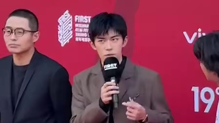 #first青年电影展 #易烊千玺 走红毯时还cue到了演唱会细节！谁懂真的很羡慕抢到演唱会票的姐妹