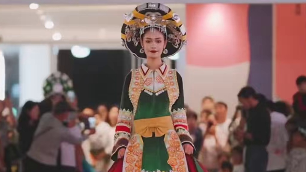 彝族 最接近大地之母的民族#彝族 #大地之母 #民族服饰 #火把节