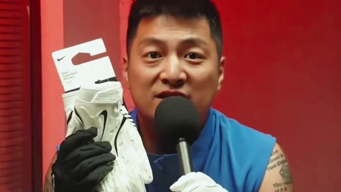 【橄榄球手套】量子狂暴版带pads的手套 这是phenom elite 量子狂暴版 终极手套
这是一