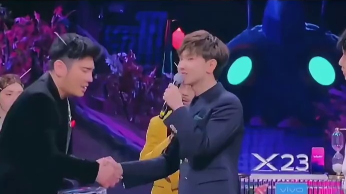 这是什么沙雕偶像，哈哈哈