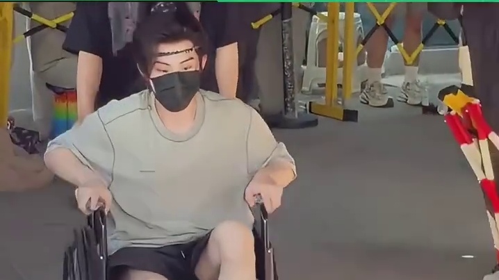 周奇拐杖都拄起来了，受伤了还在继续拍戏