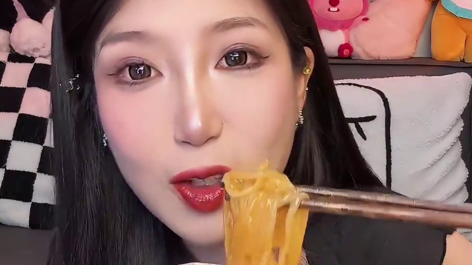 分量不算特别大哈 平时拿来加个餐啥的 很适合！一整包全吃完连面带酱汁只有70多大卡！热干面就是浓郁的