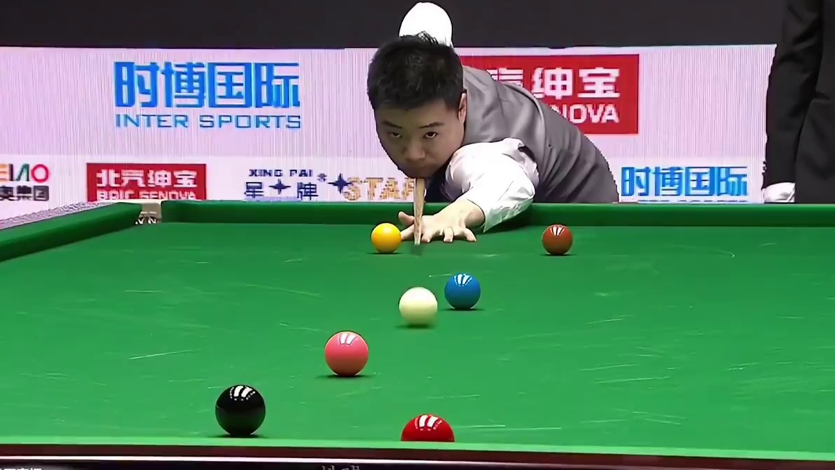 丁俊晖最幸运一杆，希金斯直接被气到无语，结局让人大跌眼镜 #斯诺克 #台球 #体育 #希金斯 #丁俊