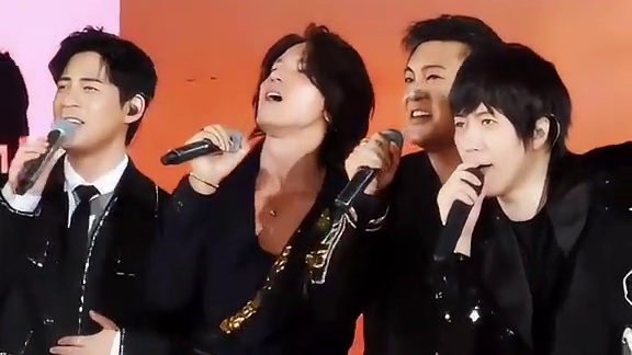 F4合体再演唱《笑忘歌》这次看谁还说朱孝天不合群！ #五月天F4鸟巢再合体#F4#笑忘歌#F4在五月