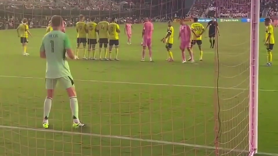 球门后视角欣赏！梅西任意球贴地斩，皮球从人缝直接窜... #足球