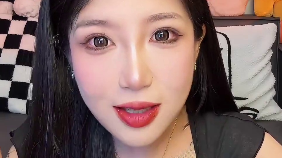 推荐大家混合的哦 三个味道都不错！香菜的里面有一包香菜包 香菜味挺浓的(能吃香菜的姐妹拍哦)
麻辣牛