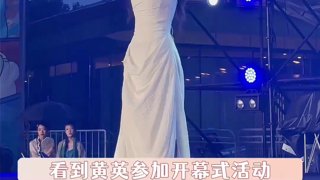 真的会被黄英和粉丝的双向奔赴而感动到！#黄英冒雨给粉丝签名 #黄英 #黄英与粉丝的双向奔赴