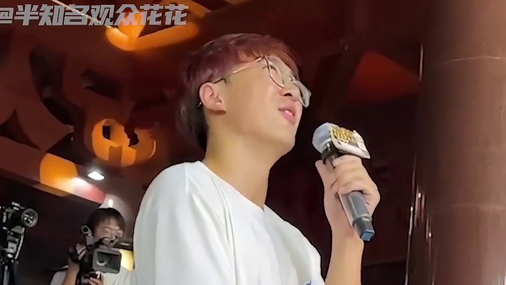 这哪里是演出会 就是打工人的吐槽大会啊！#四川有自己的班味消失术 #四川人有自己的吐槽大会 #四川#