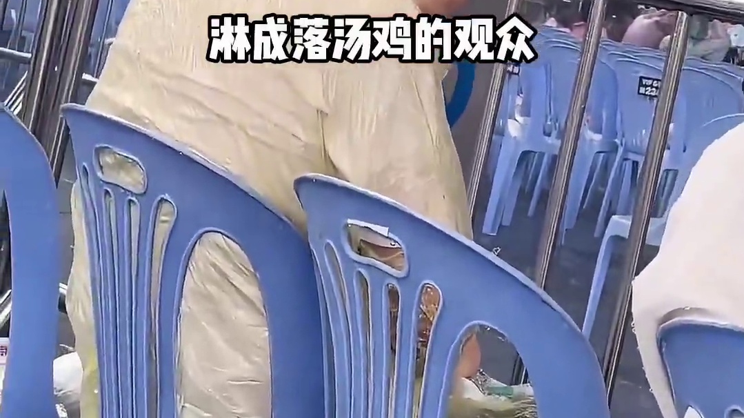 为何明星演唱会不让带雨伞？看到汪苏泷现场裁剪雨衣，才知背后良苦用心#汪苏泷 #林俊杰 #薛之谦 #娱