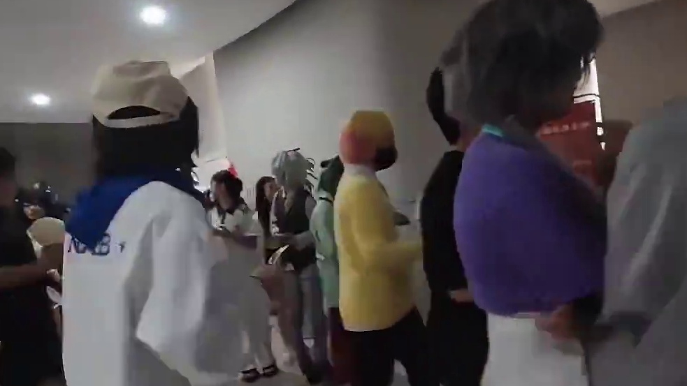 毕竟大家都对围观柜子这件事很上心（视频来源：