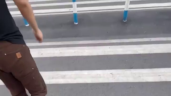 普通人的声音会被听到吗？挑战100个公共艺术之《平安果联盟》 原本每天1000 人横穿的‘危险马路’，因为几块水果摊双面广告牌，3个月后竟然真的等来了斑马线！