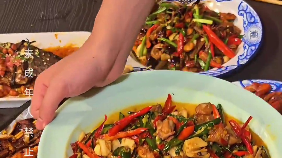 藏在老车站背后一元一串的小烧烤，有味道封神的黑鸭煲 #创作者中心 #创作灵感 #阿遇烧烤 #寻味烟火